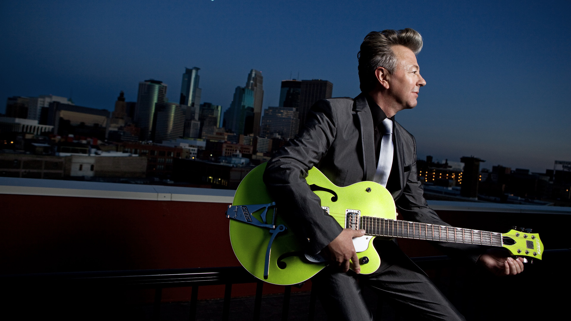 Santa Claus Is Back In Town av The Brian Setzer Orchestra
