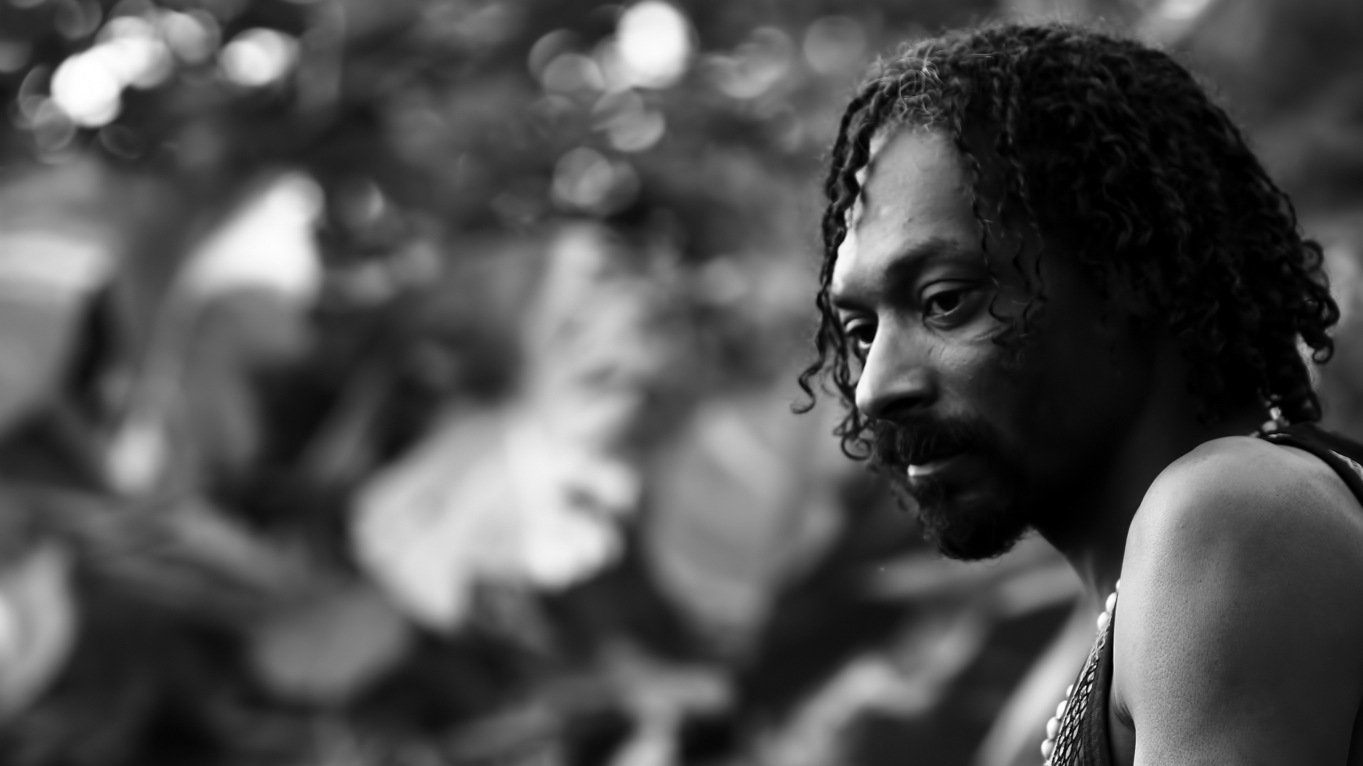 Torn Apart av Snoop Lion